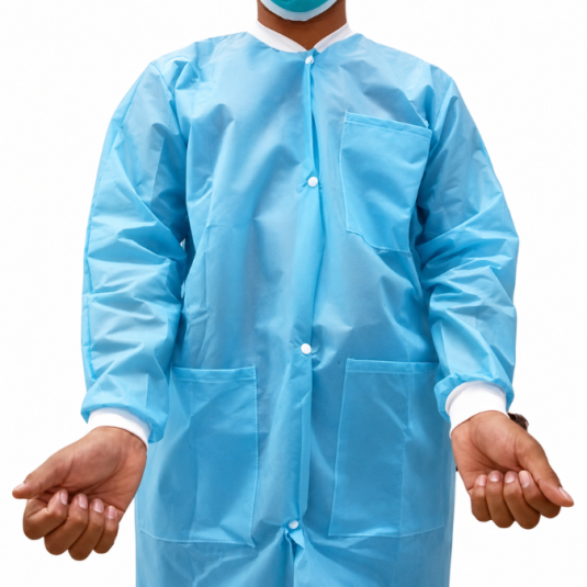 Bata desechable tipo jacket para laboratorio, fabricada en material PP + PE SMS no tejido de 40–70 g/m². Diseño celeste de manga larga con cierre frontal de botones, 2 bolsillos delanteros, cuello y puños elásticos blancos. Disponible en tallas L y XL, con niveles de protección 1 a 4.