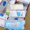 Protección biológica certificada y alta respirabilidad para tu jornada diaria. Las mascarillas quirúrgicas de 3 capas Zeneogk ofrecen un blindaje eficaz gracias a su filtro intermedio Meltblown con certificación BFE, que bloquea bacterias y micropartículas con total seguridad. Su diseño de triple capa cuenta con un exterior hidrofóbico que repele salpicaduras accidentales y un interior ultrasuave que absorbe la humedad para cuidar tu piel. Equipadas con bandas elásticas suaves (Soft Ear Loops) y clip nasal ajustable para un sellado ergonómico perfecto sin lastimar tus orejas. Asegura el stock de tu centro médico u oficina en Panamá hoy mismo. Protección biológica certificada y alta respirabilidad para tu jornada diaria. Las mascarillas quirúrgicas de 3 capas Zeneogk ofrecen un blindaje eficaz gracias a su filtro intermedio Meltblown con certificación BFE, que bloquea bacterias y micropartículas con total seguridad. Su diseño de triple capa cuenta con un exterior hidrofóbico que repele salpicaduras accidentales y un interior ultrasuave que absorbe la humedad para cuidar tu piel. Equipadas con bandas elásticas suaves (Soft Ear Loops) y clip nasal ajustable para un sellado ergonómico perfecto sin lastimar tus orejas. Asegura el stock de tu centro médico u oficina en Panamá hoy mismo.